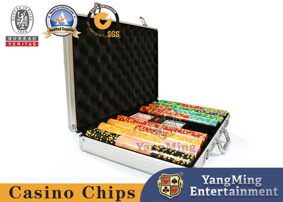 알루미늄 실버 케이스에 600pcs 포커 칩을 설정